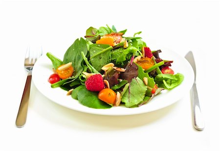 spinach berry salad - Plate of fresh green salad isolated on white background Foto de stock - Super Valor sin royalties y Suscripción, Código: 400-04054916