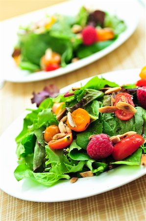 spinach berry salad - Healthy green salad with berries and cherry tomatoes Foto de stock - Super Valor sin royalties y Suscripción, Código: 400-04054918