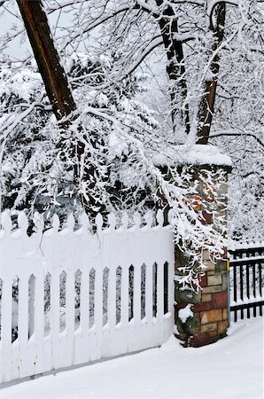 simsearch:400-03985276,k - Fence in winter park covered with fresh snow Foto de stock - Super Valor sin royalties y Suscripción, Código: 400-04054979