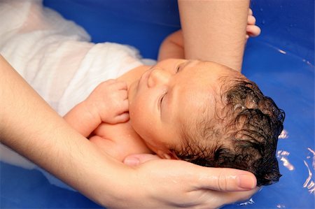 simsearch:400-04986804,k - A baby girl in a bathtub at her mother Stockbilder - Microstock & Abonnement, Bildnummer: 400-04057183