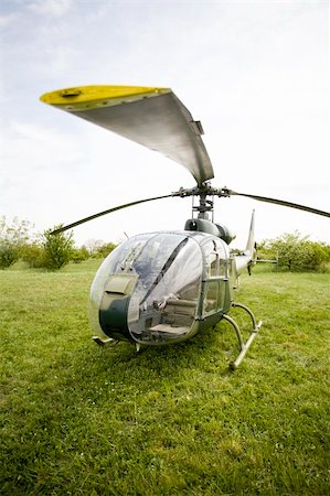 simsearch:400-05888607,k - Landed helicopter on green field Foto de stock - Royalty-Free Super Valor e Assinatura, Número: 400-04057216