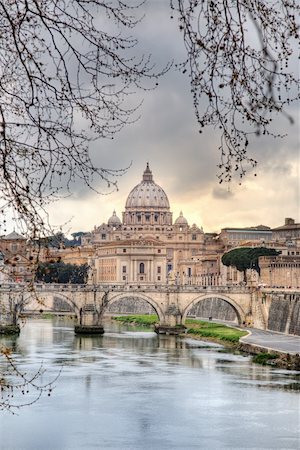 simsearch:614-08868344,k - Saint Peter's dome (Basilica di San Pietro) from Tevere river,Vatican Town, Rome, Italy. Photographie de stock - Aubaine LD & Abonnement, Code: 400-04057435