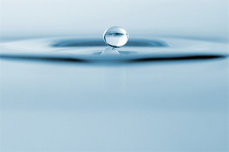 isolated water drop with ripples on the surface Foto de stock - Super Valor sin royalties y Suscripción, Código: 400-04057915