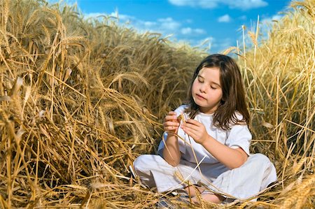 simsearch:400-04809612,k - littel girl having fun in a wheat field Photographie de stock - Aubaine LD & Abonnement, Code: 400-04058458