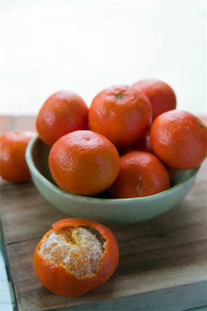 simsearch:400-05741507,k - group of Tangerines in a ceramic blue bowl on a counter Stockbilder - Microstock & Abonnement, Bildnummer: 400-04058569