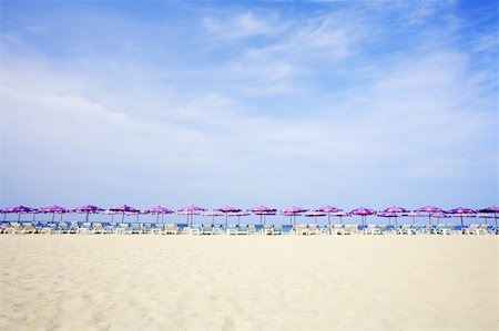 simsearch:400-04893796,k - View of early morning summer beach with some chairs and umbrellas Foto de stock - Super Valor sin royalties y Suscripción, Código: 400-04058601