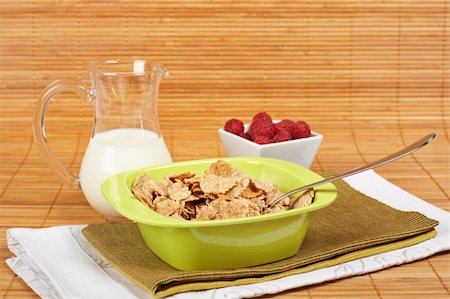 simsearch:400-03917186,k - A bowl of cornflakes, milk and raspberries on bamboo mat Stock Photo - Budget Royalty-Free & Subscription, Code: 400-04058649