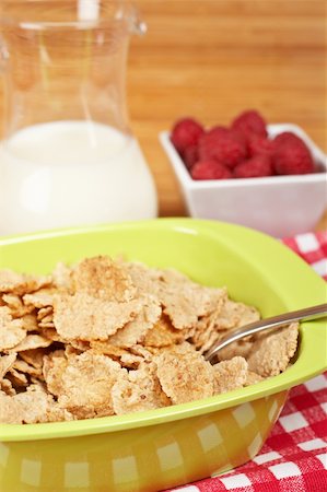 simsearch:400-04866989,k - A bowl of cornflakes, milk and raspberries on bamboo mat Stockbilder - Microstock & Abonnement, Bildnummer: 400-04058650