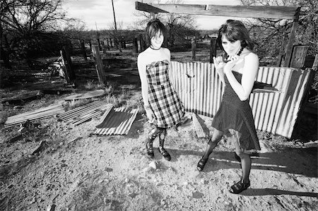 Punk Girls in a Rural Setting Having Fun Photographie de stock - Aubaine LD & Abonnement, Code: 400-04059155