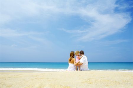 simsearch:400-04062793,k - Portrait of young family having fun on the beach Photographie de stock - Aubaine LD & Abonnement, Code: 400-04059220