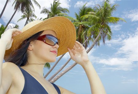 simsearch:400-05906960,k - portrait of nice woman in sailor hat and sunglasses in tropical environment Photographie de stock - Aubaine LD & Abonnement, Code: 400-04059355