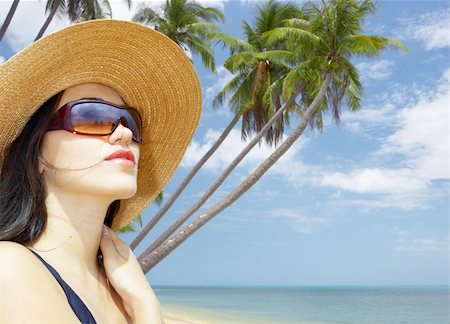 simsearch:400-05906960,k - portrait of nice woman in sailor hat and sunglasses in tropical environment Photographie de stock - Aubaine LD & Abonnement, Code: 400-04059367