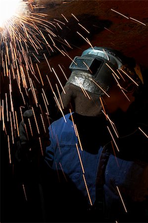 simsearch:400-03975695,k - a welder working at shipyard at night Foto de stock - Super Valor sin royalties y Suscripción, Código: 400-04059405