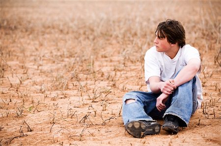 sascha (artist) - teenager sitting outdoors in wilderness area, dry lakebed among the weeds Fotografie stock - Microstock e Abbonamento, Codice: 400-04059429