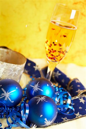 simsearch:400-05082002,k - Christmas decoration with champagne bottle and full glass over colour background. Shallow depth of field Photographie de stock - Aubaine LD & Abonnement, Code: 400-04050122