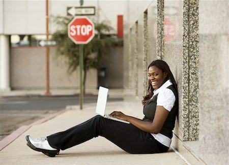 simsearch:400-04520739,k - Pretty African American woman on sidealk with laptop computer Foto de stock - Super Valor sin royalties y Suscripción, Código: 400-04050249