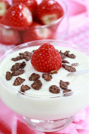 simsearch:400-03993668,k - White yougurt in the bowl with strawberries Foto de stock - Super Valor sin royalties y Suscripción, Código: 400-04050486