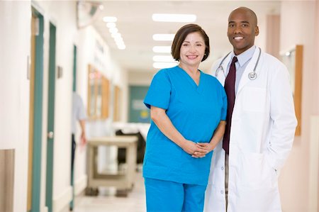 simsearch:6105-05397029,k - Doctor And Nurse Standing In A Hospital Corridor Foto de stock - Royalty-Free Super Valor e Assinatura, Número: 400-04050747