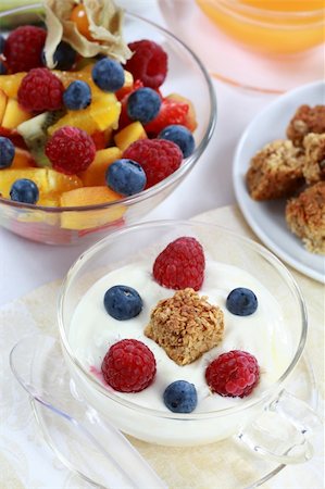 simsearch:400-08110674,k - Healthy breakfast or snack with yogurt and fresh fruits Stockbilder - Microstock & Abonnement, Bildnummer: 400-04051153