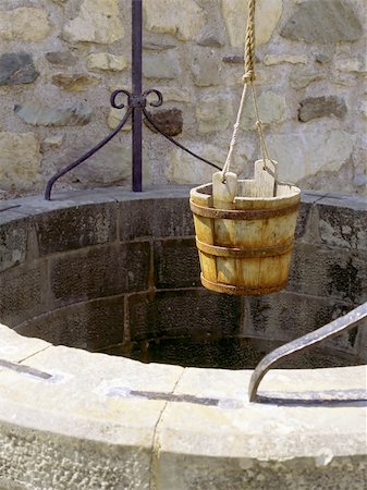pionero - A water well with an old bucket in Fort Louisburg, Nova Scotia. Foto de stock - Super Valor sin royalties y Suscripción, Código: 400-04051642