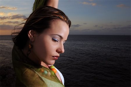 simsearch:400-04175917,k - Portrait of young fashion female model relaxing by the ocean at sunset Foto de stock - Super Valor sin royalties y Suscripción, Código: 400-04051922