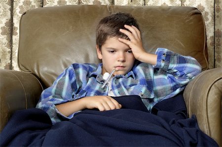 simsearch:614-03020225,k - Sick child with thermometer, sitting in a big leather chair covered with blankets. Fotografie stock - Microstock e Abbonamento, Codice: 400-04052004