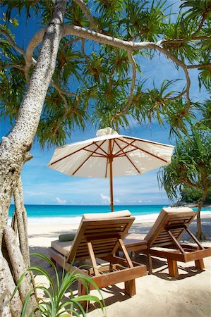 simsearch:400-04893796,k - view of two chairs and white umbrella on the beach. Foto de stock - Super Valor sin royalties y Suscripción, Código: 400-04052062