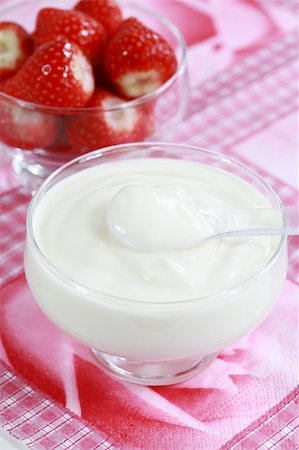 simsearch:400-04415230,k - White yogurt in the bowl with strawberries Photographie de stock - Aubaine LD & Abonnement, Code: 400-04052167