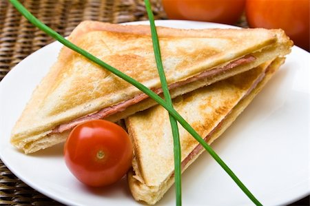 simsearch:400-04054010,k - Freshly toasted cheese and ham sandwich with tomatoes Photographie de stock - Aubaine LD & Abonnement, Code: 400-04053977