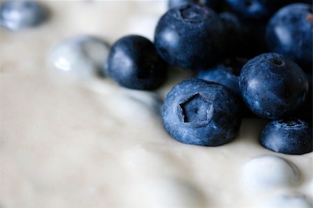 simsearch:400-07256405,k - Macro close-up of blueberries in cream Fotografie stock - Microstock e Abbonamento, Codice: 400-04064039