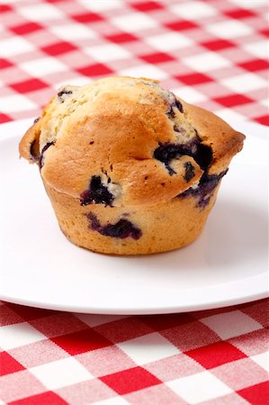 simsearch:400-06104035,k - Delicious and freshly made blueberry muffin Photographie de stock - Aubaine LD & Abonnement, Code: 400-04064040