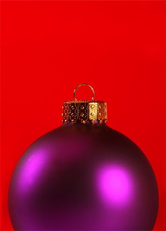 simsearch:400-04776576,k - Macro of christmas ornament isolated against a red background Stock Photo - Budget Royalty-Free & Subscription, Code: 400-04064379