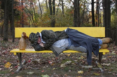 people running away scared - Man sleeping on a park bench on a cold mornint Foto de stock - Super Valor sin royalties y Suscripción, Código: 400-04064517
