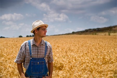 simsearch:400-03932749,k - farmer standing in a wheat field Photographie de stock - Aubaine LD & Abonnement, Code: 400-04064846