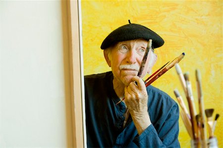 simsearch:400-04065514,k - Elderly painter wearing a beret working on a large canvas Foto de stock - Super Valor sin royalties y Suscripción, Código: 400-04065512