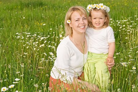 simsearch:400-04204275,k - Happy mother with daughter sitting on the meadow full of daisies Foto de stock - Super Valor sin royalties y Suscripción, Código: 400-04065786
