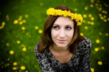 diadème - Young Woman On The Green Grass Stock Photo - Budget Royalty-Free & Subscription, Code: 400-04065853