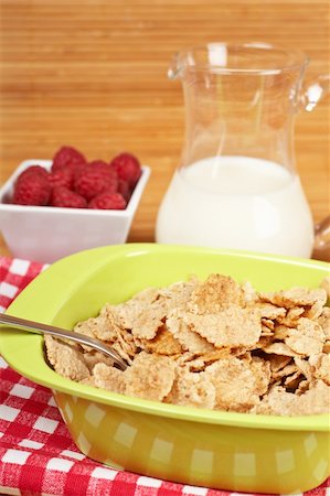 simsearch:400-04416748,k - A bowl of cornflakes, milk and raspberries on bamboo mat Stock Photo - Budget Royalty-Free & Subscription, Code: 400-04065993