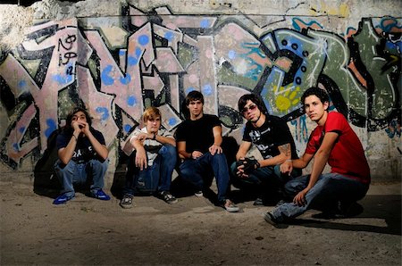 simsearch:400-04587440,k - Portrait of 5 trendy teenagers sitting in front of graffiti wall Photographie de stock - Aubaine LD & Abonnement, Code: 400-04066388