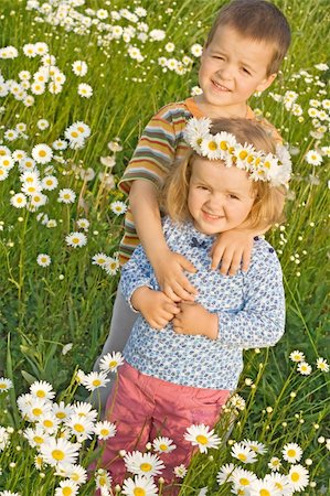 simsearch:400-04204275,k - Little boy and girl on the daisy field hugging and posing for the camera Foto de stock - Super Valor sin royalties y Suscripción, Código: 400-04067649