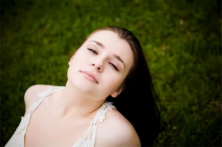 simsearch:400-04399498,k - Relaxing Woman On The Grass Foto de stock - Royalty-Free Super Valor e Assinatura, Número: 400-04068104
