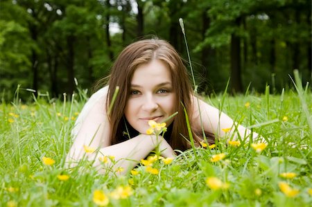 simsearch:400-04399498,k - Relaxing. Young Woman Laying On Grass. Foto de stock - Royalty-Free Super Valor e Assinatura, Número: 400-04068110