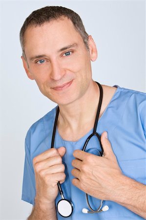 simsearch:400-04217553,k - A reassuringly friendly male doctor in scrubs with a stethoscope Foto de stock - Royalty-Free Super Valor e Assinatura, Número: 400-04068321