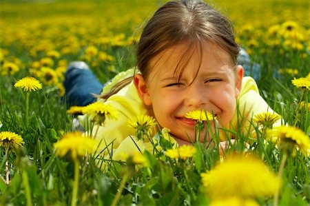 simsearch:400-04204275,k - The little girl lays on a lawn among yellow flowers Foto de stock - Super Valor sin royalties y Suscripción, Código: 400-04068889