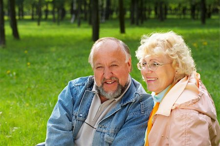 simsearch:400-04522125,k - Seniors sitting on a grass and smiling Stock Photo - Budget Royalty-Free & Subscription, Code: 400-04068899