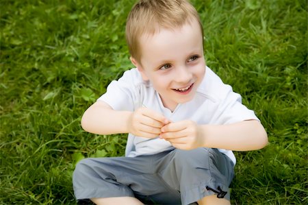 simsearch:400-04677805,k - Child Sitting On The Green Grass Photographie de stock - Aubaine LD & Abonnement, Code: 400-04069249