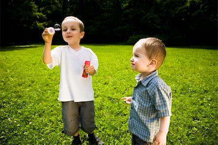 simsearch:400-04195162,k - Two Little Kids Playing With Soap Bubbles Foto de stock - Super Valor sin royalties y Suscripción, Código: 400-04069304