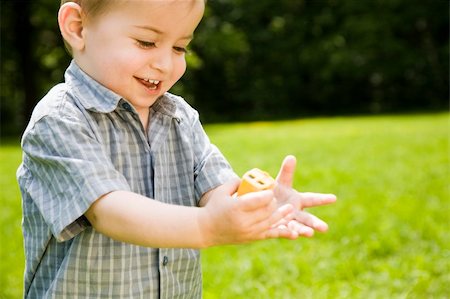 simsearch:400-06737087,k - Happy Childhood. Baby Boy Playing Outdoors. Fotografie stock - Microstock e Abbonamento, Codice: 400-04069307