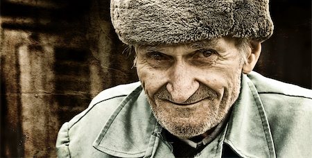 simsearch:400-04069319,k - Vintage grungy portrait of smiling old man Foto de stock - Super Valor sin royalties y Suscripción, Código: 400-04069319