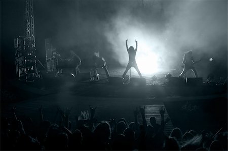 simsearch:400-04908487,k - Concert: silhouette of rock singer in front of ecstatic crowd Foto de stock - Super Valor sin royalties y Suscripción, Código: 400-04069333